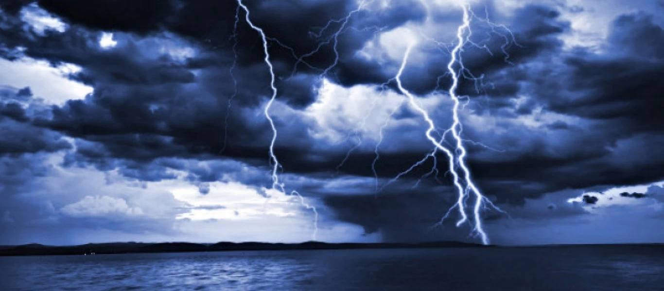 Κεραυνοί στη θάλασσα: Πώς μπορούν να προστατευτούν οι λουόμενοι